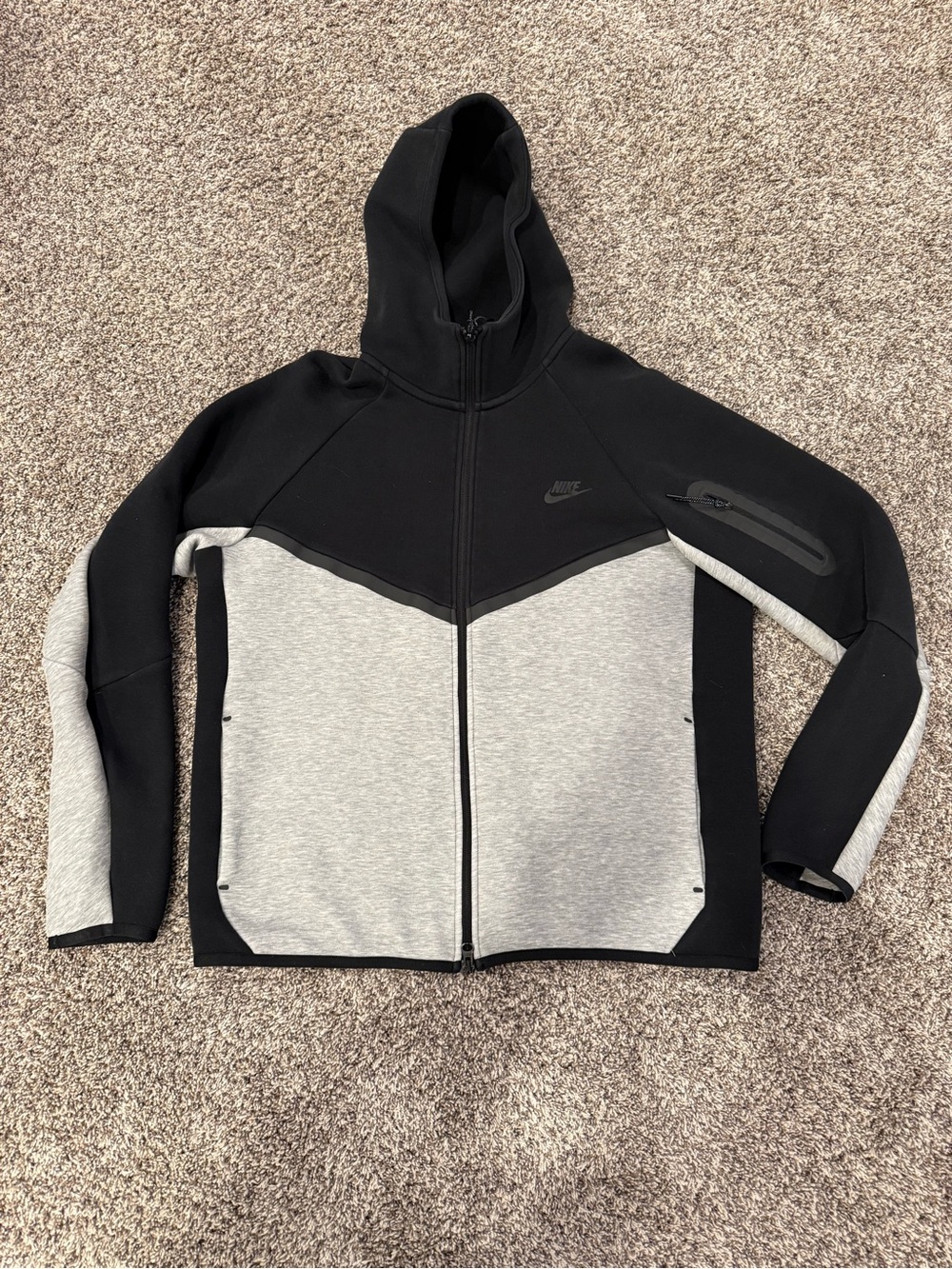 Nike Men’s Black and Light Gray Full-Zip Hooded Performance Jacket